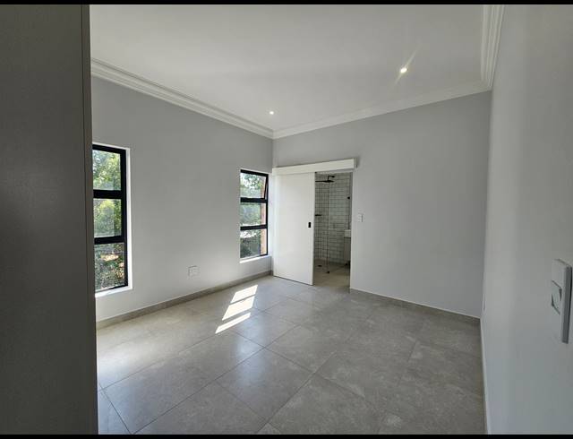 3 BEDROOM APARTMENT FOR SALE IN BRYANSTON
